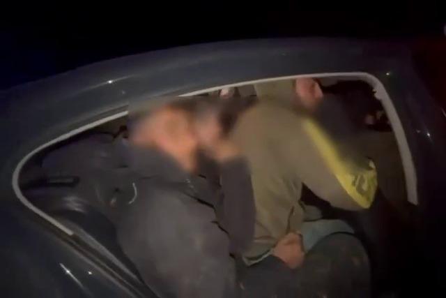 Otomobilin i&ccedil;inden 10 ka&ccedil;ak g&ouml;&ccedil;men &ccedil;ıktı: 1 tutuklama 2