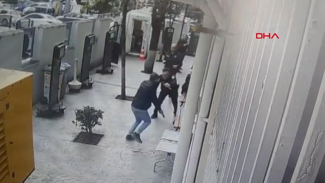 İfade vermek i&ccedil;in gitti: Polisin belindeki silahı alıp intihar etti! 1