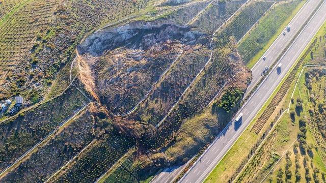 İzmir - İstanbul otoyolunda korkutan heyelan 1