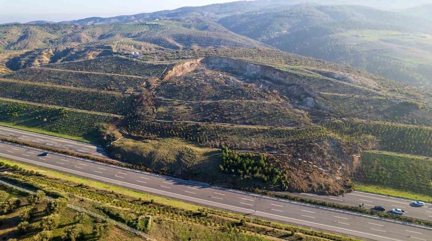 İzmir - İstanbul otoyolunda korkutan heyelan