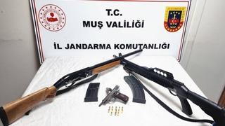 Muş’ta ruhsatsız silah operasyonu: 3 şüpheli gözaltına alındı