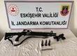 Yasa dışı silah ticareti yapan şahıs jandarmadan ka&ccedil;amadı