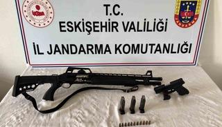 Yasa dışı silah ticareti yapan şahıs jandarmadan ka&ccedil;amadı