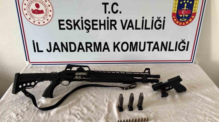 Yasa dışı silah ticareti yapan şahıs jandarmadan ka&ccedil;amadı
