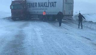 Karda kayan tır yolu ulaşımı kapattı