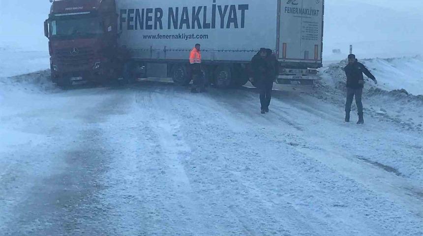 Karda kayan tır yolu ulaşımı kapattı