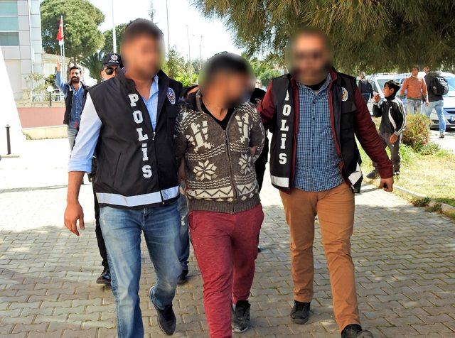 Çeşme'de çocuklara uyuşturucu satan 3 şüpheli tutuklandı