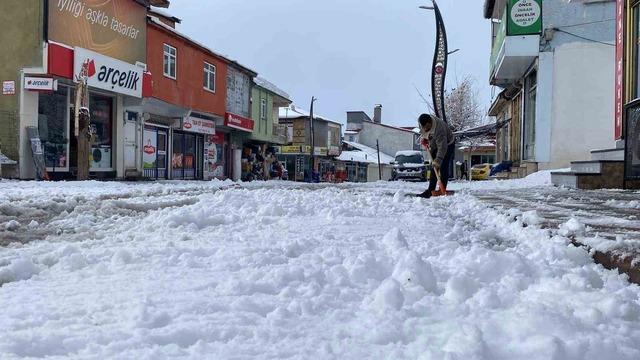 Karlıova’da kar yağışı etkisini sürdürüyor 5