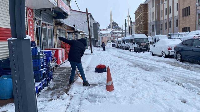 Karlıova’da kar yağışı etkisini sürdürüyor 4