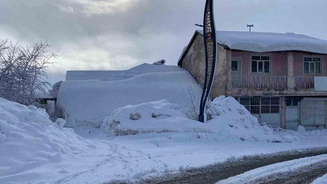 Karlıova’da kar yağışı etkisini sürdürüyor 1