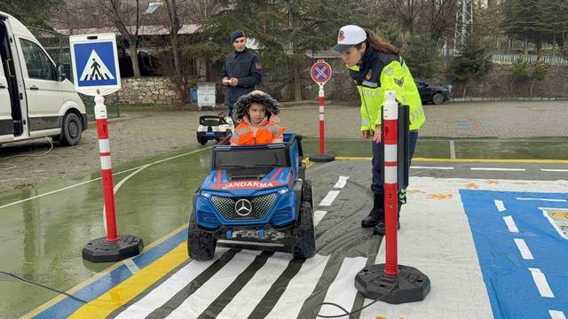 Tokat’ta jandarmadan köy okullarında trafik eğitimi 9