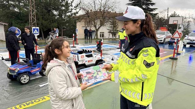 Tokat’ta jandarmadan köy okullarında trafik eğitimi 8