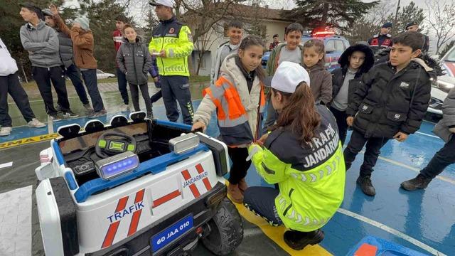 Tokat’ta jandarmadan köy okullarında trafik eğitimi 7