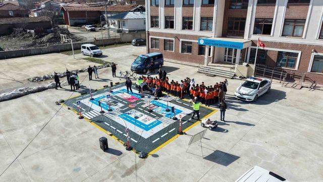 Tokat’ta jandarmadan köy okullarında trafik eğitimi 3