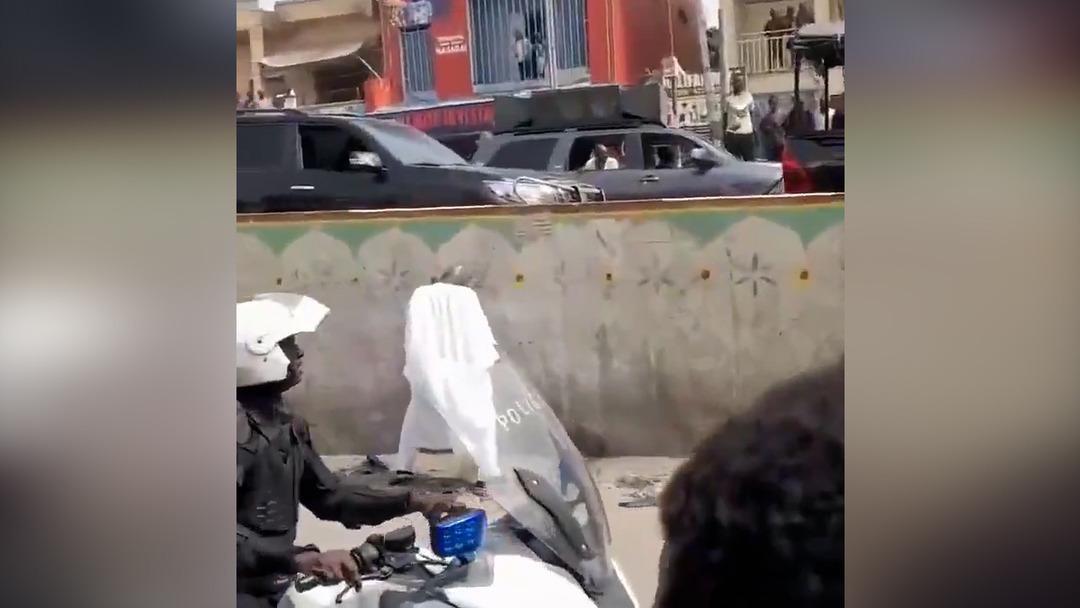 Nijerya&rsquo;da Vali konvoyunu durdurdu: Sokak ortasına tuvaletini yaptı! 2