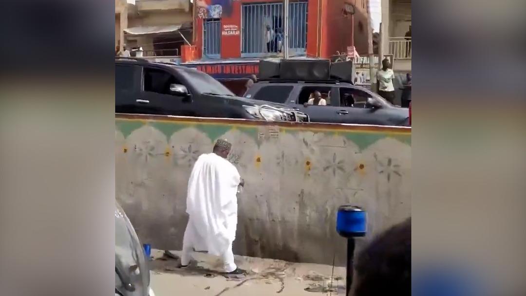 Nijerya&rsquo;da Vali konvoyunu durdurdu: Sokak ortasına tuvaletini yaptı! 3