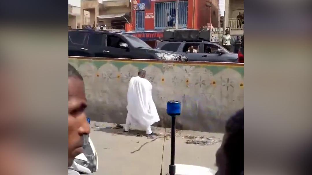 Nijerya&rsquo;da Vali konvoyunu durdurdu: Sokak ortasına tuvaletini yaptı! 4