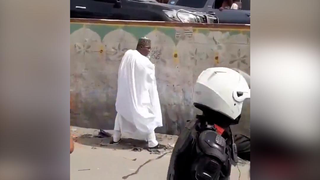 Nijerya&rsquo;da Vali konvoyunu durdurdu: Sokak ortasına tuvaletini yaptı! 5