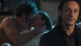 G&uuml;ndem olan sahne: &Ouml;p&uuml;ş&uuml;rlerken bastı