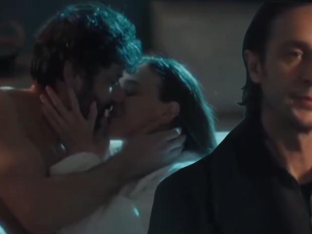 G&uuml;ndem olan sahne: &Ouml;p&uuml;ş&uuml;rken bastı