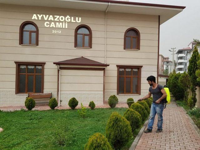 Cami avluları gül suyuyla yıkanıyor