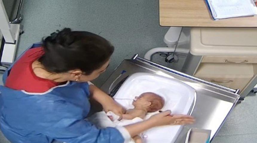 5 g&uuml;nl&uuml;k bebeği d&ouml;verek sakat bırakmıştı: Mahkemede kendini savundu!