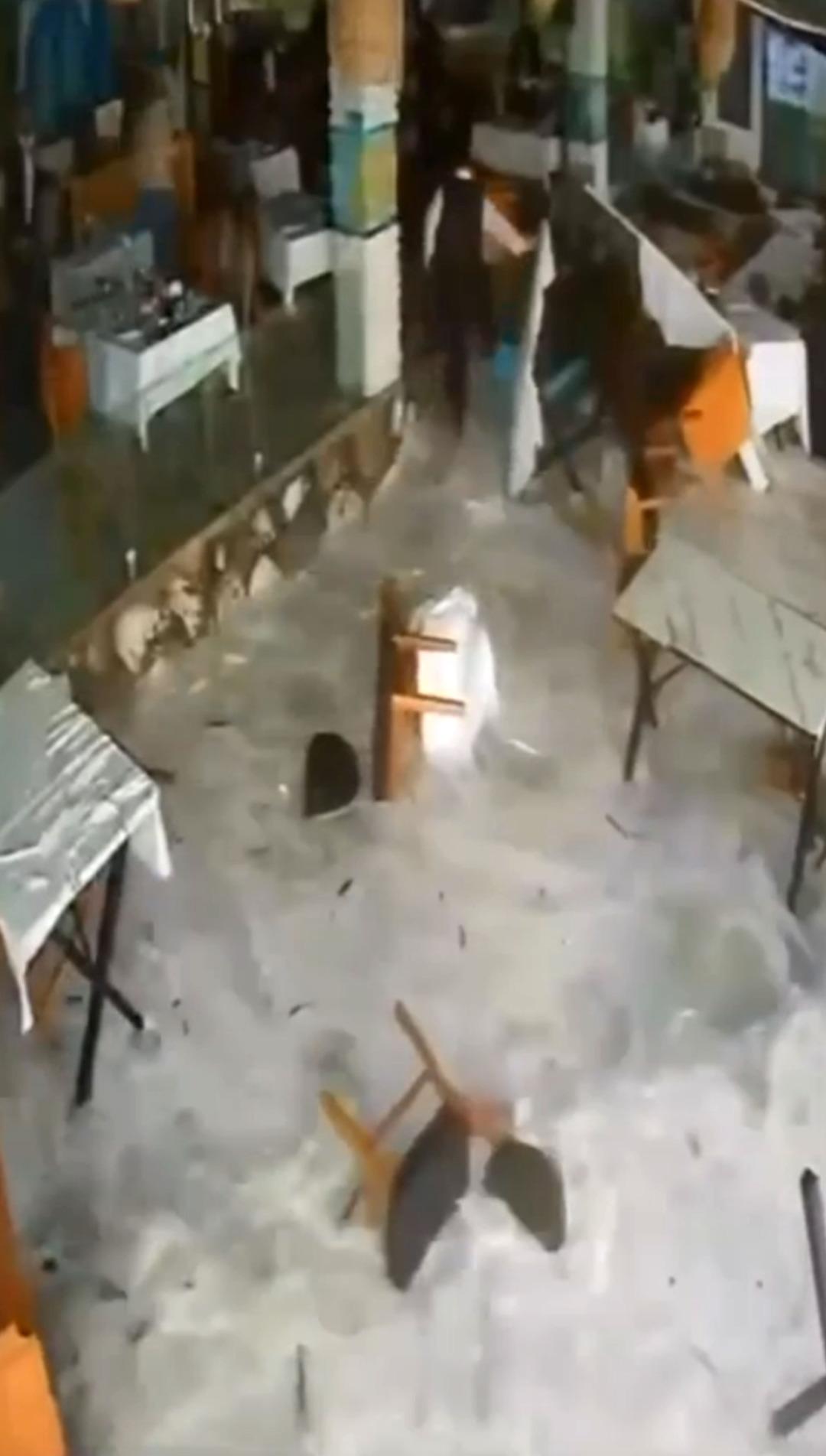 Antalya da yıkıp ge&ccedil;en dalgalar: Restorana dalıp garsonu metrelerce s&uuml;r&uuml;kledi 5