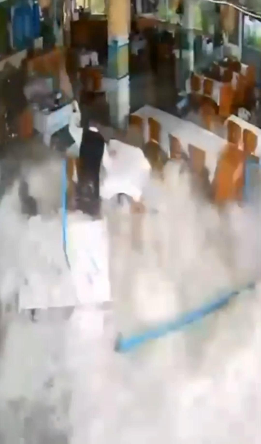 Antalya da yıkıp ge&ccedil;en dalgalar: Restorana dalıp garsonu metrelerce s&uuml;r&uuml;kledi 2