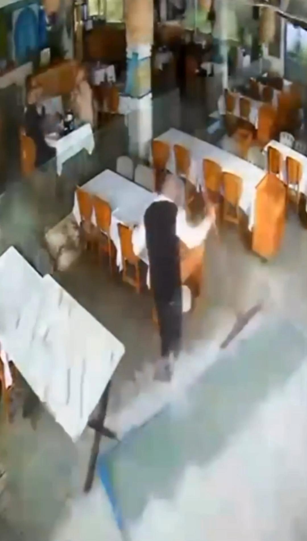 Antalya da yıkıp ge&ccedil;en dalgalar: Restorana dalıp garsonu metrelerce s&uuml;r&uuml;kledi 1