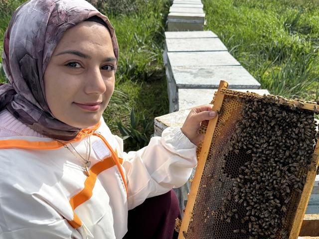 Mesleği babasından &ouml;ğrendi! 21 yaşındaki gen&ccedil; kız aldığı devlet desteğiyle işi b&uuml;y&uuml;tt&uuml;