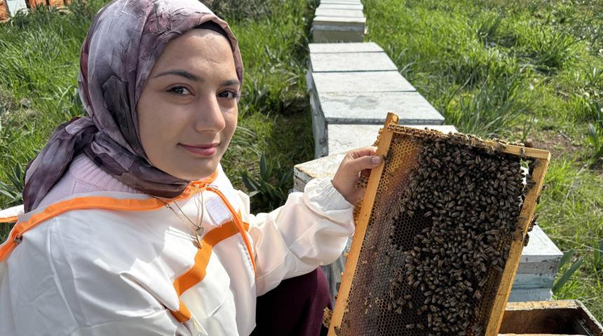 Mesleği babasından &ouml;ğrendi! 21 yaşındaki gen&ccedil; kız aldığı devlet desteğiyle işi b&uuml;y&uuml;tt&uuml;