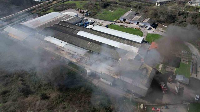 Şekerleme fabrikasında korkutan yangın: Ekipler seferber oldu