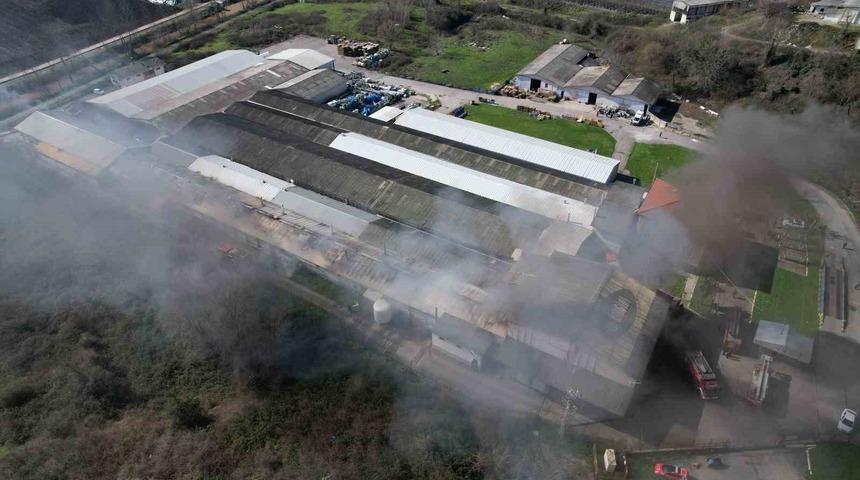 Şekerleme fabrikasında korkutan yangın: Ekipler seferber oldu