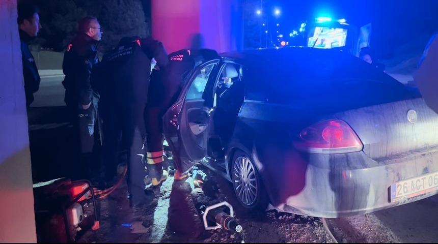 Beton kolona &ccedil;arpan otomobildeki ağır yaralı şahıs hastanede hayatını kaybetti