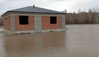 &Ccedil;ekerek ırmağı taştı; yollar ve tarlalar sular altında kaldı