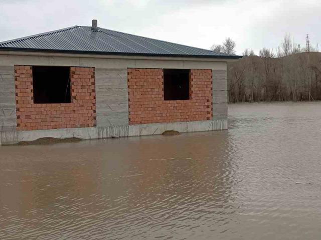 &Ccedil;ekerek ırmağı taştı; yollar ve tarlalar sular altında kaldı
