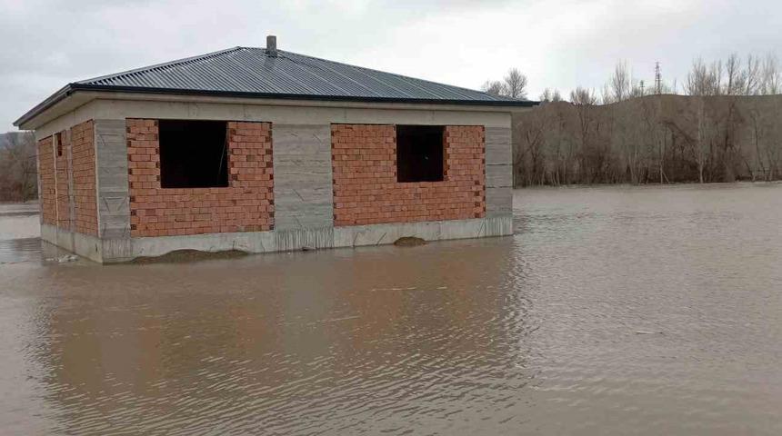 &Ccedil;ekerek ırmağı taştı; yollar ve tarlalar sular altında kaldı