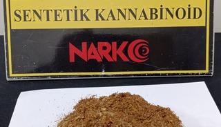 Dur ihtarına uymayan ara&ccedil;tan uyuşturucu &ccedil;ıktı