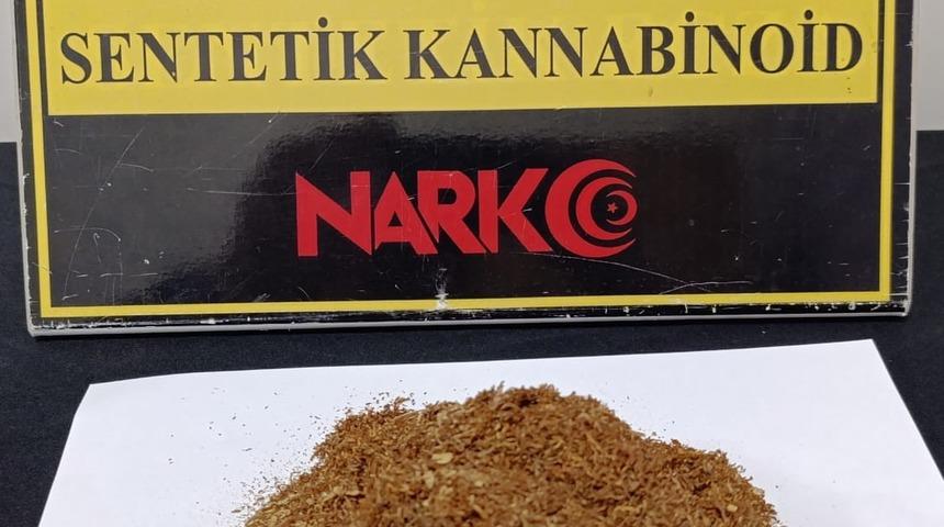 Dur ihtarına uymayan ara&ccedil;tan uyuşturucu &ccedil;ıktı