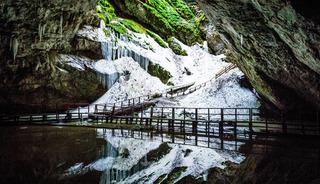 Mağarada 5000 yıllık bakteri bulundu! Antibiyotiğe diren&ccedil;li