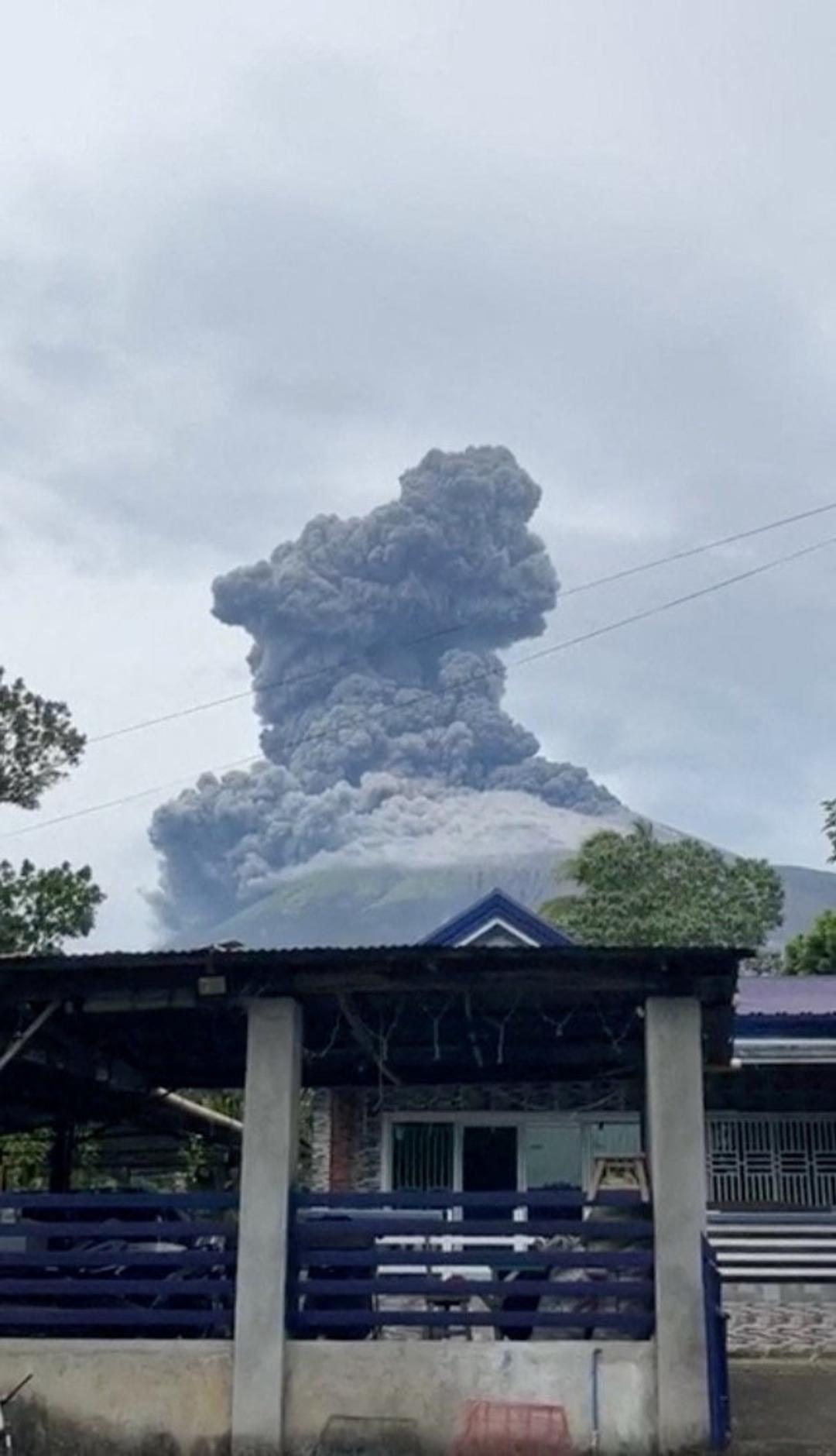 Filipinler&rsquo;de korkutan anlar! Evleri apar topar boşalttılar 1