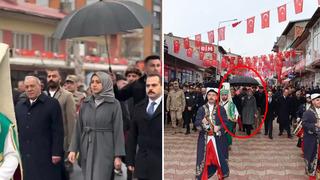 Son dakika: Koruma polisinin şemsiye tuttuğu g&ouml;r&uuml;nt&uuml; tepki &ccedil;ekmişti! 