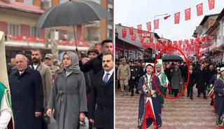 Koruma polisinin şemsiye tuttuğu g&ouml;r&uuml;nt&uuml; tepki &ccedil;ekmişti! A&ccedil;ıklama geldi