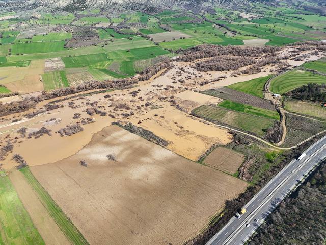 Gediz Nehri nin Uşak tan geçen bölümlerinde taşkın meydana geldi 11