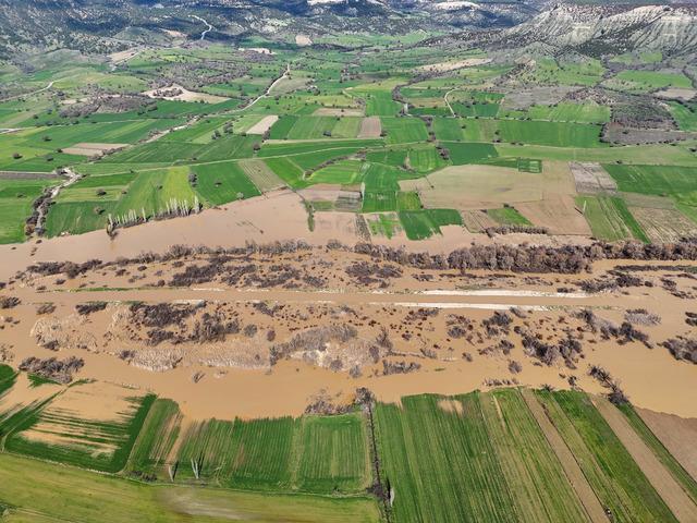 Gediz Nehri nin Uşak tan geçen bölümlerinde taşkın meydana geldi 10