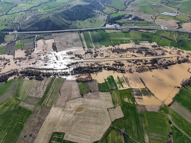 Gediz Nehri nin Uşak tan geçen bölümlerinde taşkın meydana geldi 9