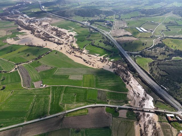 Gediz Nehri nin Uşak tan geçen bölümlerinde taşkın meydana geldi 7
