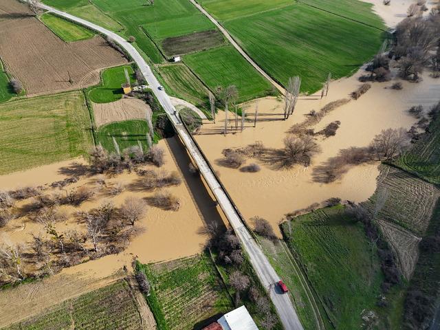 Gediz Nehri nin Uşak tan geçen bölümlerinde taşkın meydana geldi 5
