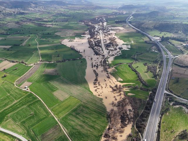 Gediz Nehri nin Uşak tan geçen bölümlerinde taşkın meydana geldi 4