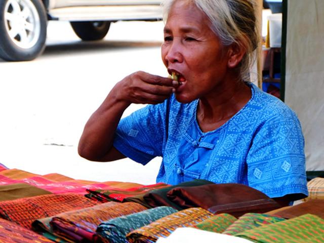 Ağızda &ccedil;iğneniyor yere t&uuml;k&uuml;r&uuml;l&uuml;yor! Sebebi duyanı şaşırtıyor